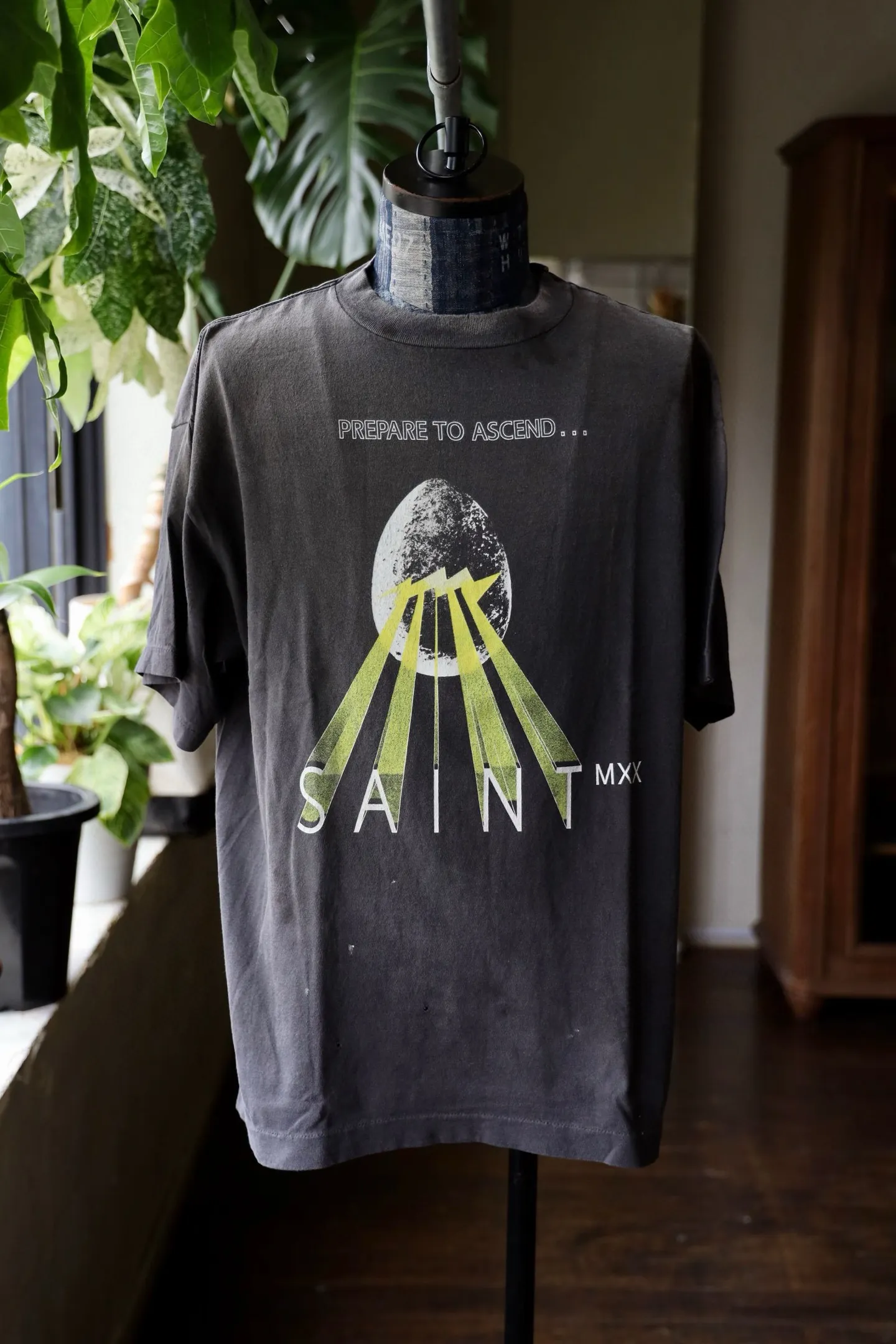 SAINT Mxxxxxx EGG SS TEE/BLK Broken egg shell/SAINT LOGO projection distressed retro short-sleeves Washed black S-XL Correct version Customized co-branded main mark/washed mark/cherub mark Tubular fabric Garment dyeing Rewashing water fading Destroying graffiti Simulating natural distressed effect Top-notch printing technology Washing treatment